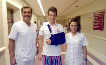 Juan Luis Moreno con el personal sanitario que le ha atendido en el hospital sevillano de Fremap
