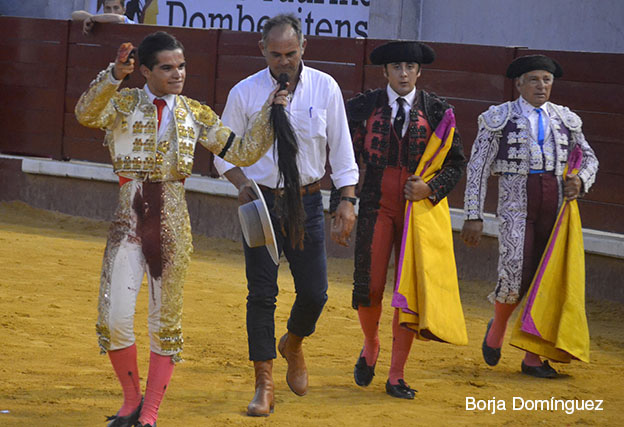 Juan Orihuela, mayoral de Talavante, dio la vuelta al ruedo junto a Valares (FOTO:Borja Domínguez)