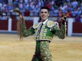 Talavante con el rabo cortado en la corrida homenaje a Víctor Barrio (FOTO: Arjona-Aplausos)