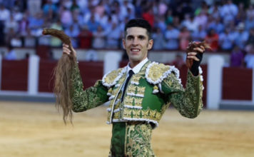 Talavante con el rabo cortado en la corrida homenaje a Víctor Barrio (FOTO: Arjona-Aplausos)