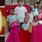 Un grupo de niños y niñas que disfrutaron de la actividad del toreo de salón en el Club Taurino