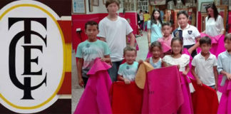 Un grupo de niños y niñas que disfrutaron de la actividad del toreo de salón en el Club Taurino