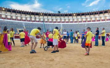 Niños y niñas de Almendralejo toreando de salón en Almendralejo (FOTO: Antonio Álvarez)