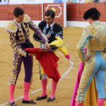 Morante intercambia los trastos con Miguel Ángel Silva (FOTO:Gallardo)