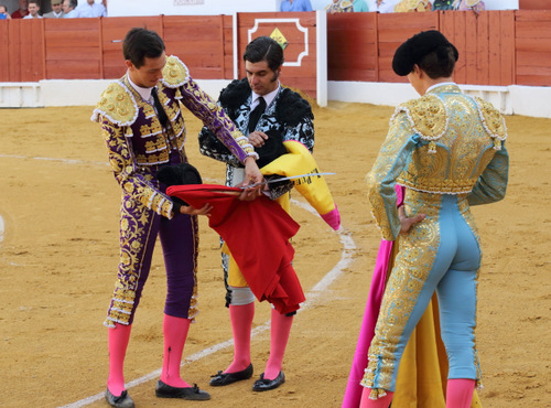 Morante intercambia los trastos con Miguel Ángel Silva (FOTO:Gallardo)