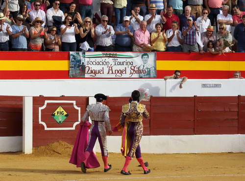 La peña de Silva aplaudiendo a su torero en la vuelta