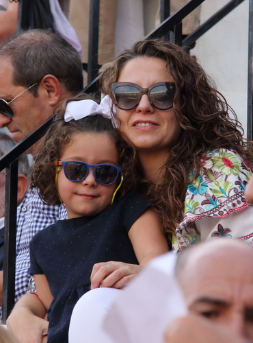 Lola Morón y la pequeña Lolita apoyando a su torero