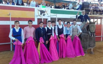 Los participantes del tentadero posan antes de comenzar