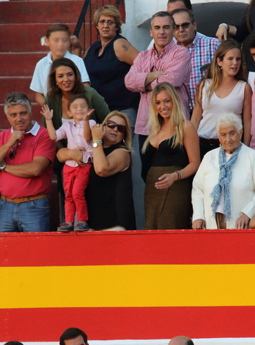 El hijo de Diego Ventura aplaudiendo a su padre en la vuelta al ruedo