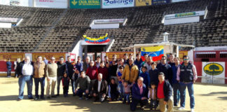 Un grupo de aficionados y profesionales posan junAlgunos de los asistentes al desayuno posan junto al novillero venezolano