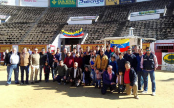 Un grupo de aficionados y profesionales posan junAlgunos de los asistentes al desayuno posan junto al novillero venezolano