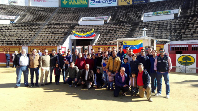 Un grupo de aficionados y profesionales posan junAlgunos de los asistentes al desayuno posan junto al novillero venezolano