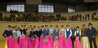 Los alumnos posan junto a sus maestros y el ganadero Justo Castilla