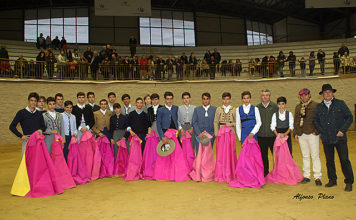 Los alumnos posan junto a sus maestros y el ganadero Justo Castilla