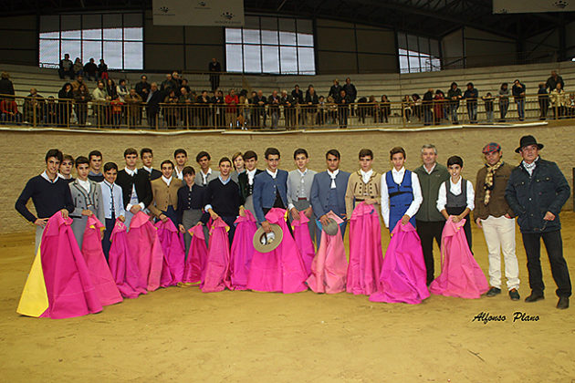 Los alumnos posan junto a sus maestros y el ganadero Justo Castilla