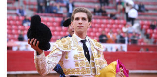 Ginés Marín dando la vuelta al ruedo tras despachar al toro de su confirmación en La México (FOTO:NTR Toros)