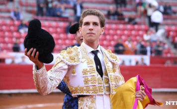 Ginés Marín dando la vuelta al ruedo tras despachar al toro de su confirmación en La México (FOTO:NTR Toros)