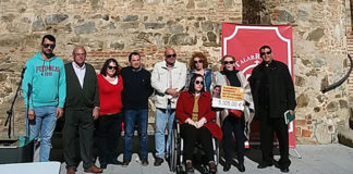 María Luisa recogiendo el cheque de manos de miembros de la directiva de la A.P.T. Talarrubias