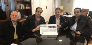 Miguel Murillo hace entrega del talón con los beneficios del festival taurino en memoria de Roberto Gallardo