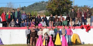 Fernando González que dirige el Taller de Aficionados Prácticos de Badajoz junto con los alumnos que clausuraron el curso