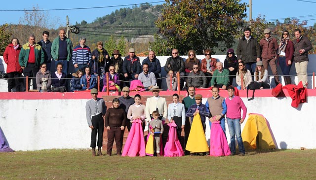 Fernando González que dirige el Taller de Aficionados Prácticos de Badajoz junto con los alumnos que clausuraron el curso