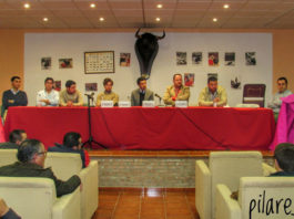 Los intervinientes en la charla-coloquio de la inauguración de la Peña Taurina 'El Volapié' de Campanario (FOTO: Pilares)