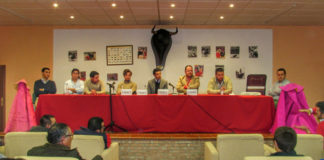 Los intervinientes en la charla-coloquio de la inauguración de la Peña Taurina 'El Volapié' de Campanario (FOTO: Pilares)