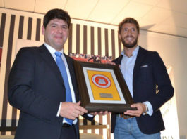 Manuel Escribano recogiendo el galardón de la Peña Taurina 'Victorino Martín' de Los Santos de Maimona de manos de Antonio Morato, su presidente