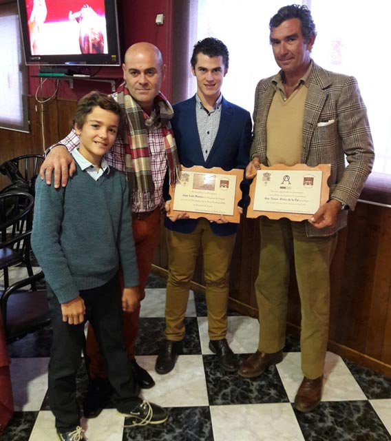 Juan Luis Moreno y Tomás Prieto de la Cal con sus premios cosechados en Fuentes de León