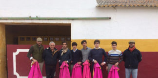 Alumnos de la Escuela Taurina de Badajoz posan junto al ganadero en la placita de la ganadería de Calejo Pires