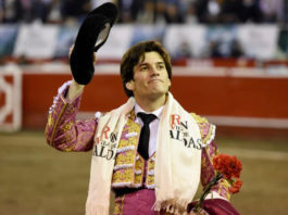 Garrido saludando en la vuelta al ruedo en Manizales (FOTO: Rodrigo Urrego B.)