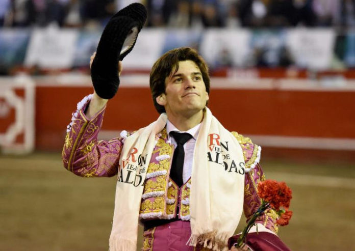 Garrido saludando en la vuelta al ruedo en Manizales (FOTO: Rodrigo Urrego B.)