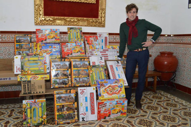 Tomás Angulo dona juguetes a Aprosuba y Cáritas (FOTO: Paco Campos)