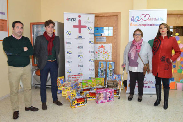 Tomás Angulo dona juguetes a Aprosuba y Cáritas (FOTO: Paco Campos)