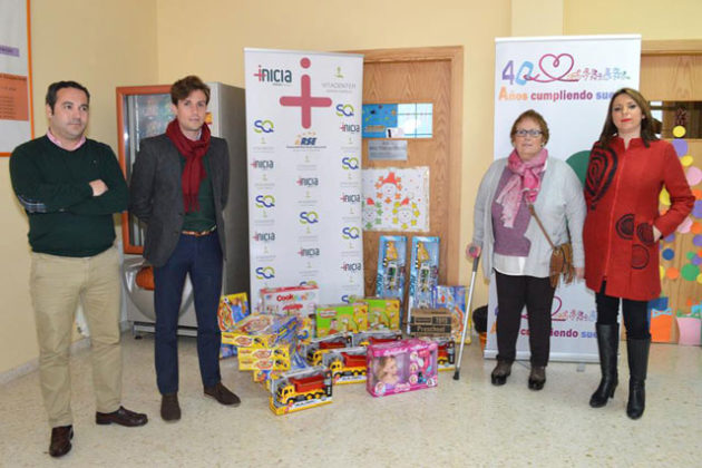 Tomás Angulo dona juguetes a Aprosuba y Cáritas (FOTO: Paco Campos)