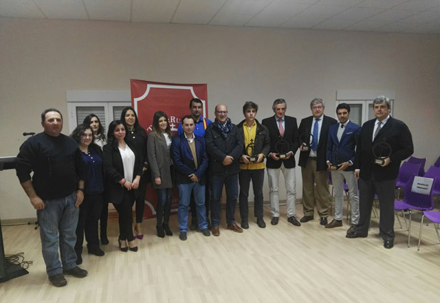 Los galardonados junto con los miembros de la Peña Taurina de Talarrubias y autoridades locales y provinciales