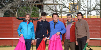 El Soro tras el entrenamiento compartido con los banderilleros Fernando González e Ismaél Jiménez y el hijo de este último, el novillero Ismáel Jiménez Rojas.