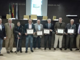 Los intervinientes posando con el detalle que les entregó la entidad organizadora del acto