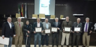 Los intervinientes posando con el detalle que les entregó la entidad organizadora del acto