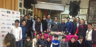 Los alumnos de la Escuela Taurina de Badajoz en su visita al Club Taurino Extremeño