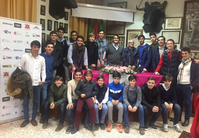 Los alumnos de la Escuela Taurina de Badajoz en su visita al Club Taurino Extremeño