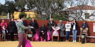 Fernando Flores dirigiéndose a los aficionados del Taller de toreo práctico