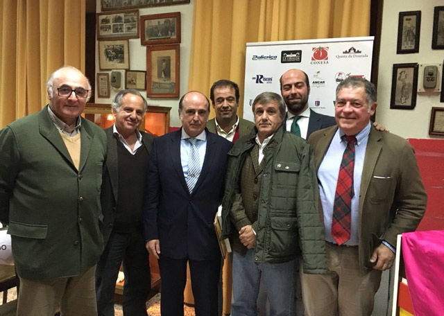 José Manuel Pires Da Costa acompañado de su forcados y del presidente del Club Taurino