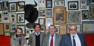 Los dos conferenciantes junto a Fernando Valbuena, que ejerció de moderador, y Mateo Giralt, presidente del CTE de Badajoz (FOTO: Ambrós)