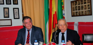 Ignacio Sánchez Ybargüen, conde de Miraflores de los Ángeles, disertando sobre la figura de Fernando Villalón, en el museo del Club Taurino de Badajoz (FOTO: Ambrós)