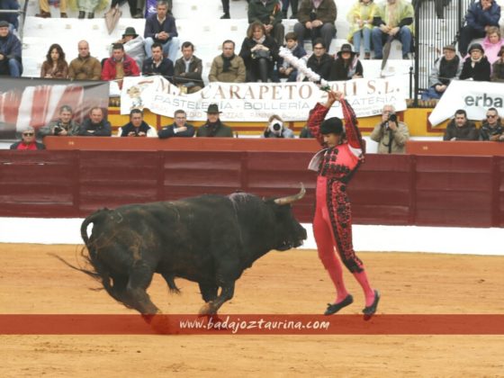 Curro Javier asomándose al balcón