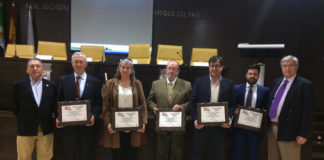 Los conferenciantes junto al moderador y los organizadores de la Real Sociedad Económica de Amigos del País.