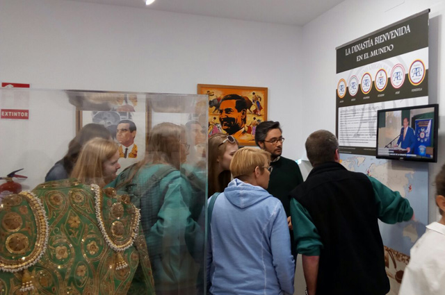 Un grupo de los estudiantes alemanes visitando el museo Dinastía Bienvenida