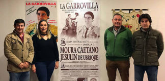 Los empresarios y las autoridades municipales posando ante el cartel