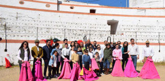 Participantes y familiares psoando en la foto final del Taller de Aficionados Prácticos de Badajoz